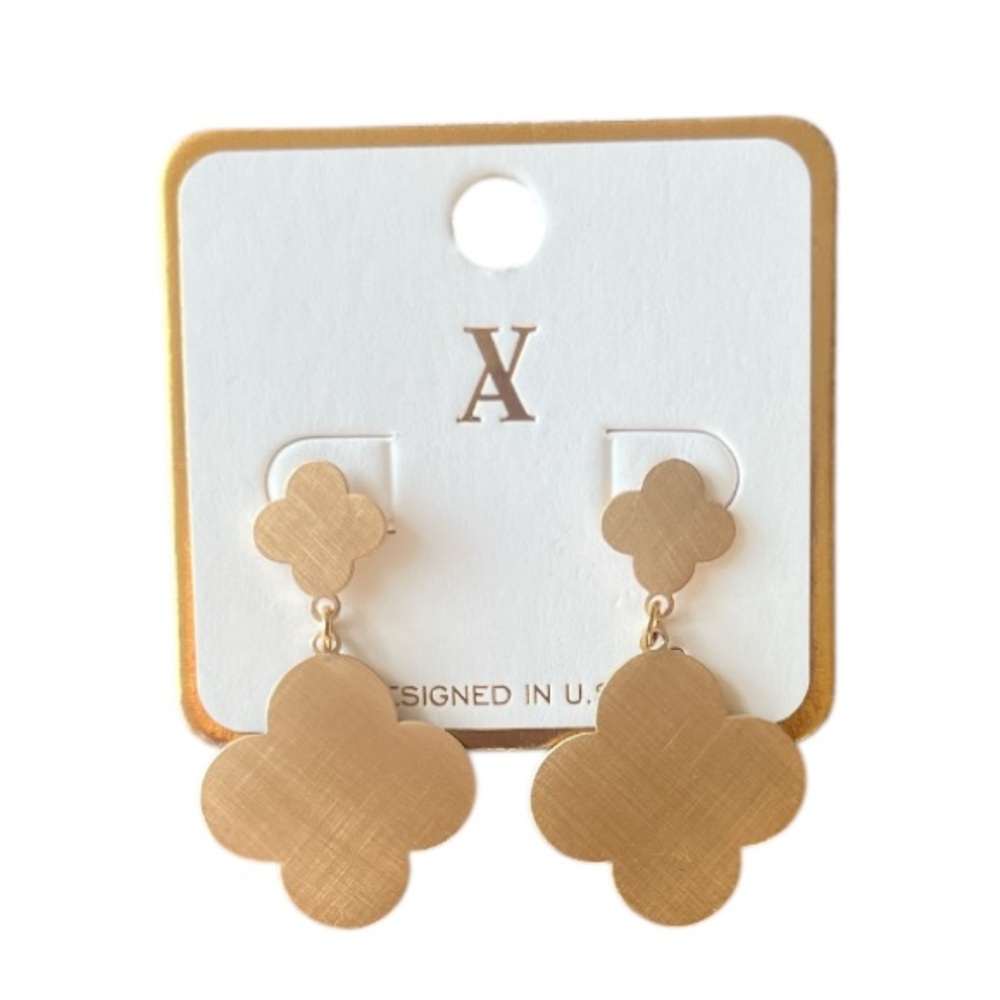 NWT!! Stamped Flower Dangle Earrings Gold
